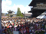 抽選会場の大通寺特設ステージから