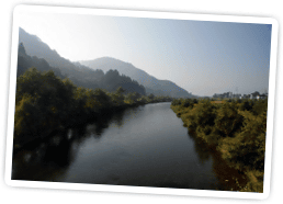 坂戸山と魚野川