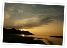 日本海に沈む夕日が美しい直江津海水浴場